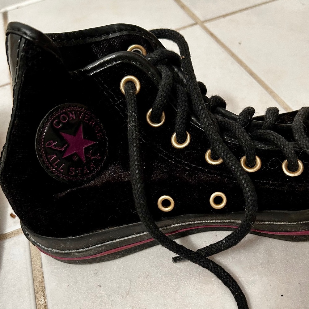 Women’s velvet converse all star shoes sz 5